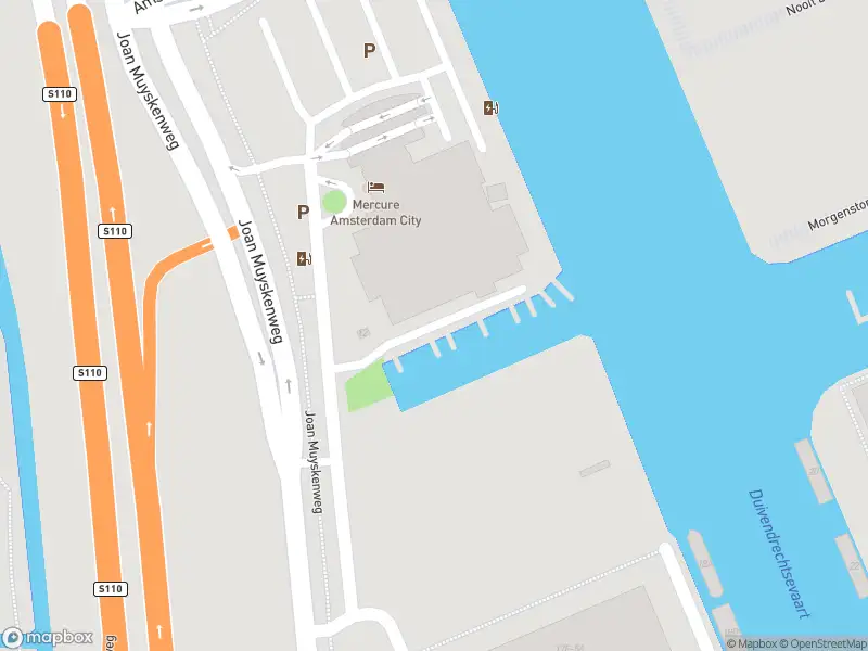 Ambulance met grote spoed naar de Joan Muyskenweg in Amsterdam