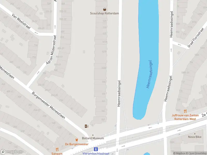 Ambulance met grote spoed naar de Heemraadssingel in Rotterdam