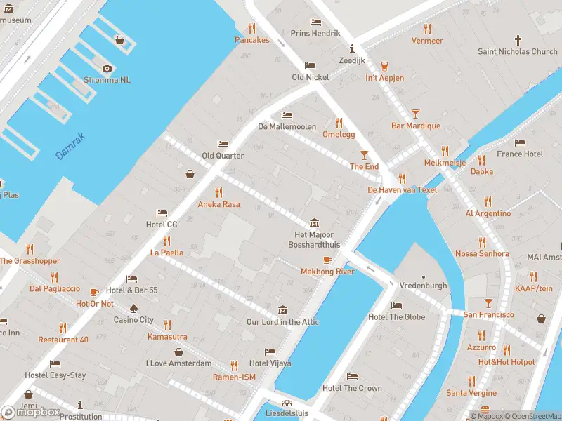 Ambulance met gepaste spoed naar de Oudezijds Armsteeg in Amsterdam