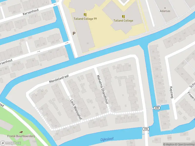 Ambulance met grote spoed naar de Mahatma Ghandhihof in Zaandam