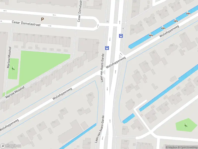 Ambulance met grote spoed naar de Wollefoppenweg in Rotterdam