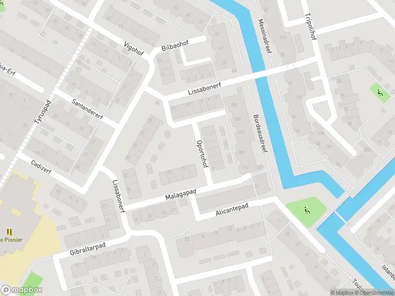 Ambulance met gepaste spoed naar de Oportohof in Rotterdam