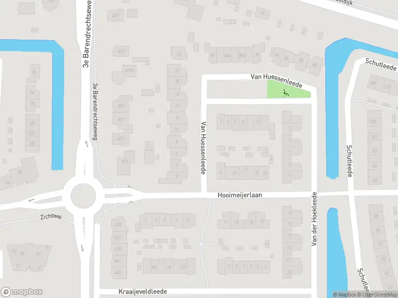 Ambulance met grote spoed naar de Van Huessenleede in Barendrecht