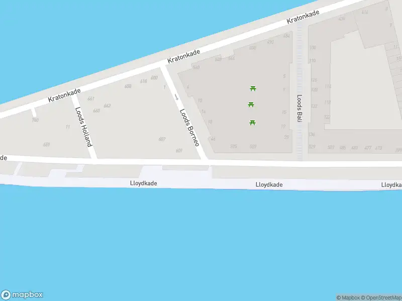 Ambulance met gepaste spoed naar de Lloydkade in Rotterdam