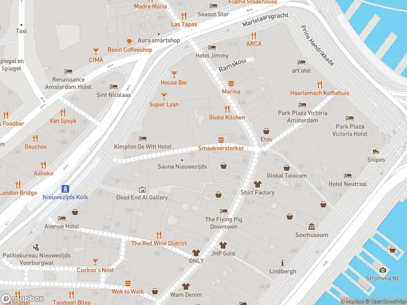 Ambulance met gepaste spoed naar de Nieuwezijds Armsteeg in Amsterdam