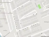 Ambulance met grote spoed naar de Engelsestraat in Delft