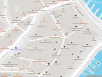 Ambulance met gepaste spoed naar de Nieuwezijds Armsteeg in Amsterdam