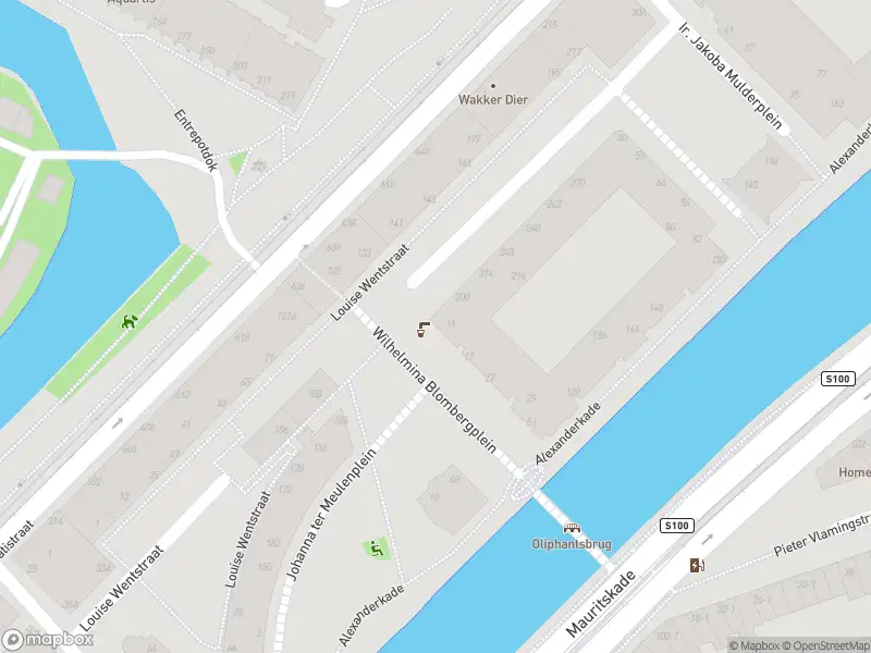 Ambulance met grote spoed naar de Wilhelmina Blombergplein in Amsterdam