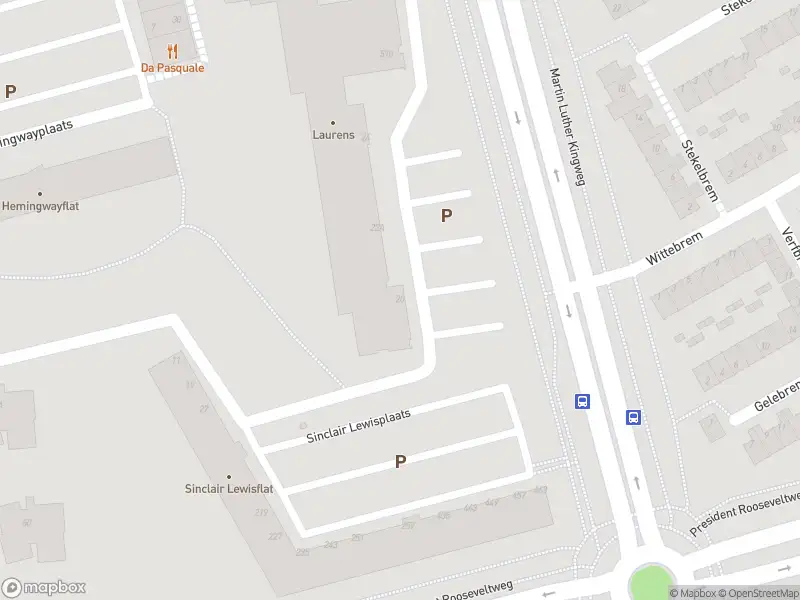 Ambulance met grote spoed naar de Sinclair Lewisplaats in Rotterdam