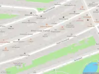 Brandweer met gepaste spoed naar de Albert Cuypstraat in Amsterdam vanwege stankoverlast