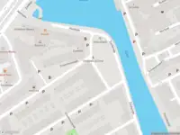 Ambulance met grote spoed naar de Plein Delftzicht in Delft