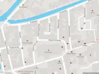 Ambulance met gepaste spoed naar de Westerkerksteeg in Enkhuizen