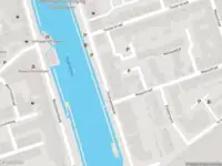 Ambulance met grote spoed naar de Oosthavenkade in Vlaardingen