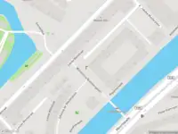 Ambulance met grote spoed naar de Wilhelmina Blombergplein in Amsterdam