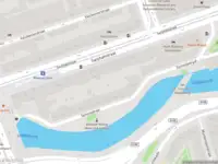 Ambulance met grote spoed naar de Metrostation Weesperplein in Amsterdam