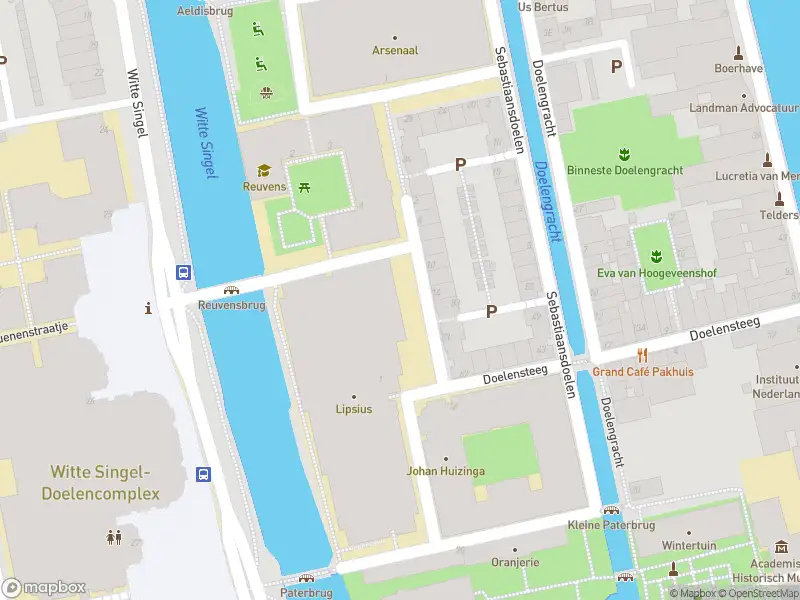 Ambulance met grote spoed naar de Cleveringaplaats in Leiden