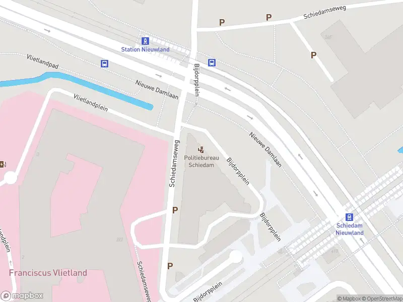 Ambulance met gepaste spoed naar de Bijdorpplein in Schiedam