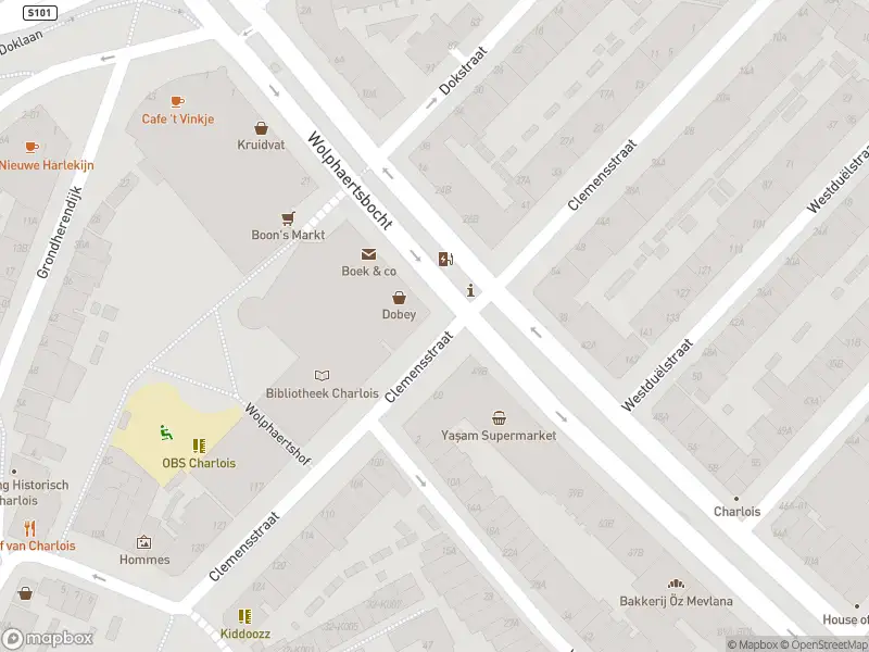 Ambulance met grote spoed naar de Wolphaertsbocht in Rotterdam