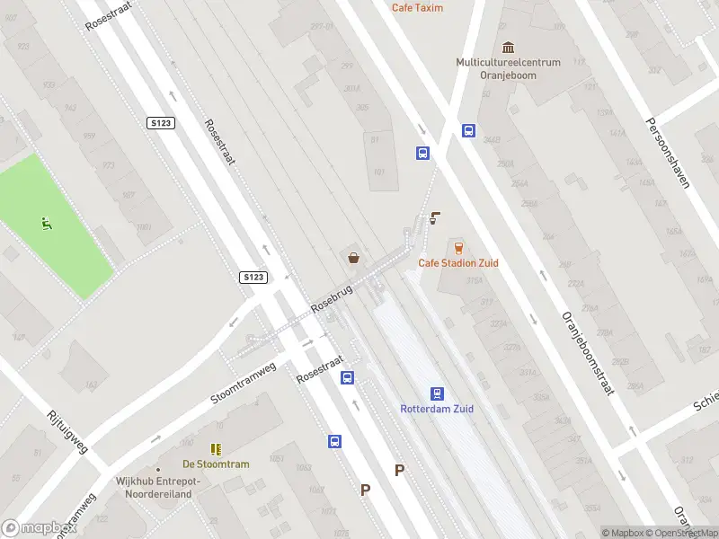 Ambulance met grote spoed naar de Rosestraat in Rotterdam