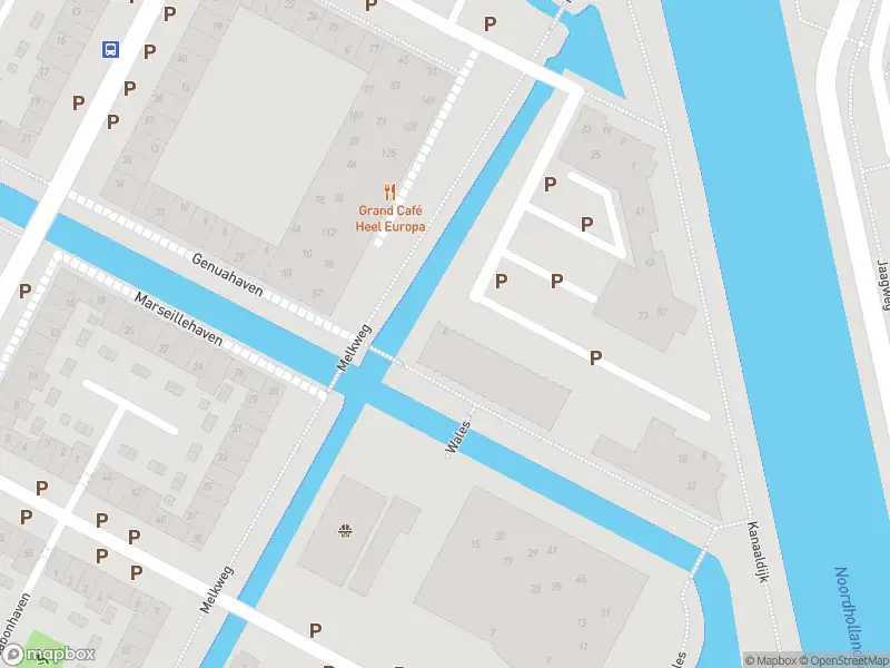 Ambulance met grote spoed naar de Wales in Purmerend