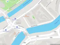 Ambulance met grote spoed naar de Kazernestraat in Amsterdam