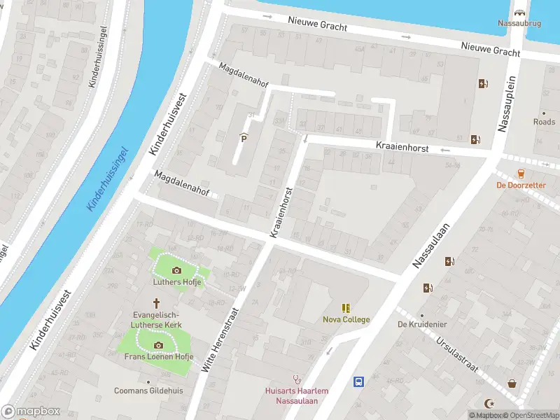 Ambulance met grote spoed naar de Kraaienhorst in Haarlem