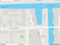 Ambulance met grote spoed naar de Kerdijkhof in Amsterdam