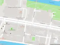 Ambulance met grote spoed naar de Langegracht in Leiden