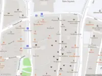 Ambulance met grote spoed naar de Jonge Roelensteeg in Amsterdam