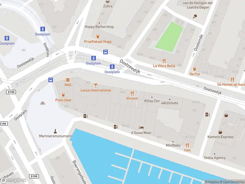 Ambulance met grote spoed naar de Oostzeedijk in Rotterdam