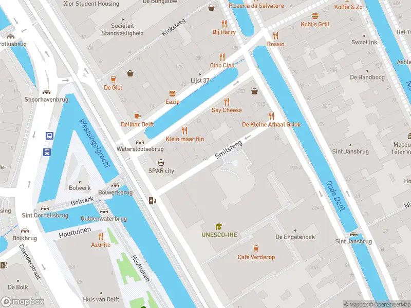 Ambulance met gepaste spoed naar de Smitsteeg in Delft