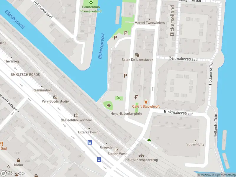 Ambulance met gepaste spoed naar de Haarlemmer Houttuinen in Amsterdam