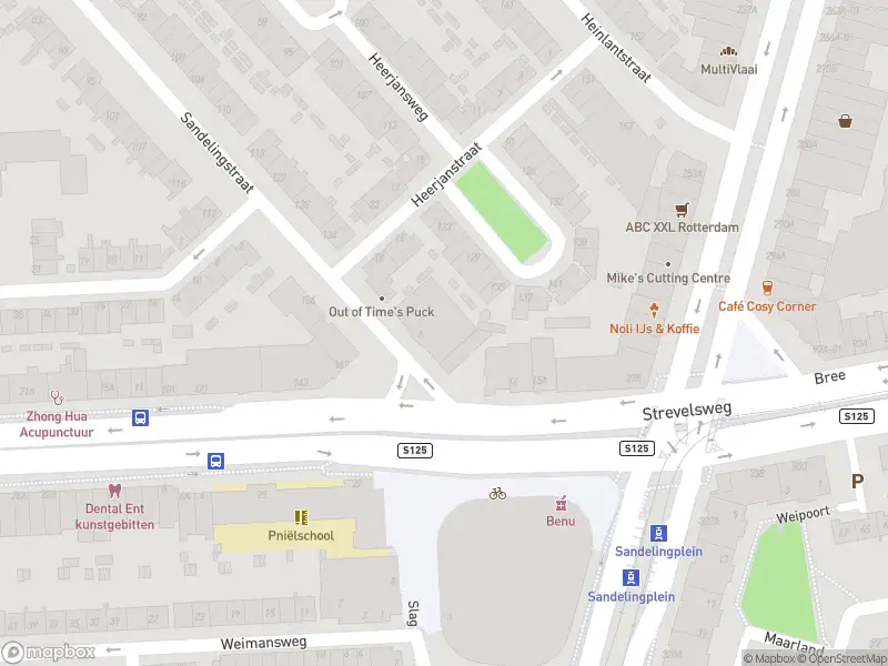 Ambulance met grote spoed naar de Sandelingplein in Rotterdam