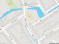 Ambulance met gepaste spoed naar de Rotterdamse Rijweg in Rotterdam