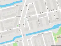 Ambulance met grote spoed naar de Soedanhof in Delft