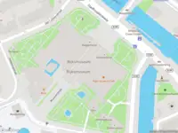 Ambulance met gepaste spoed naar de Museumstraat in Amsterdam