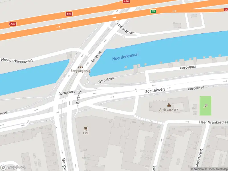 Ambulance met grote spoed naar de Bergweg in Rotterdam