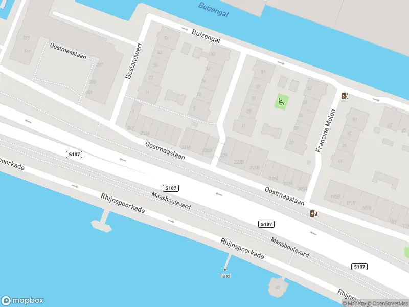 Ambulance met grote spoed naar de Oostmaaslaan in Rotterdam