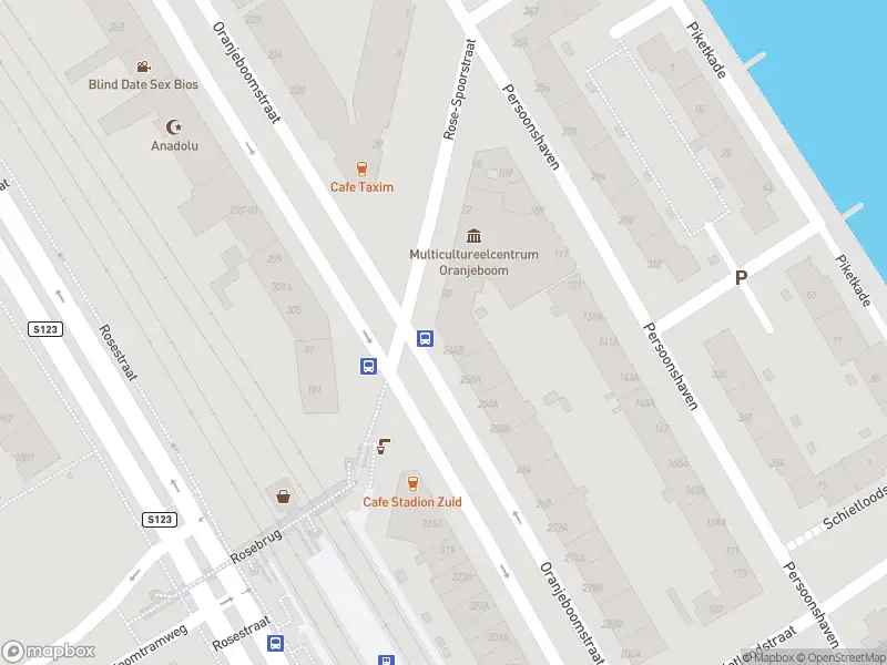 Ambulance met grote spoed naar de Oranjeboomstraat in Rotterdam