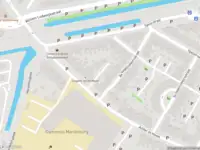 Brandweer met grote spoed naar de Oostergrachtswal in Leeuwarden vanwege afhijsen patient