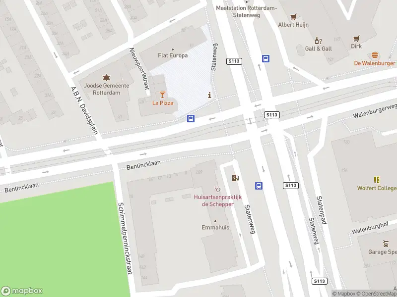 Ambulance met grote spoed naar de Statenweg in Rotterdam