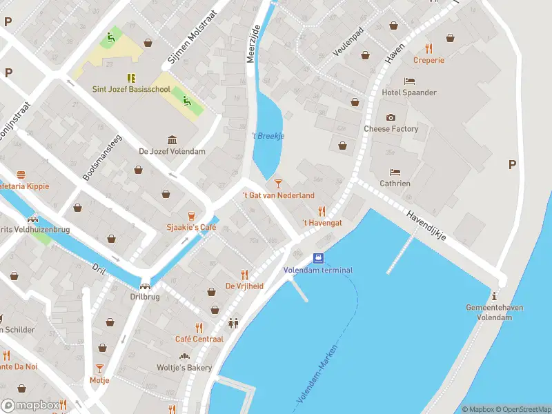 Brandweer met gepaste spoed naar de Brugstraat in Volendam vanwege afgaan automatisch brandalarm