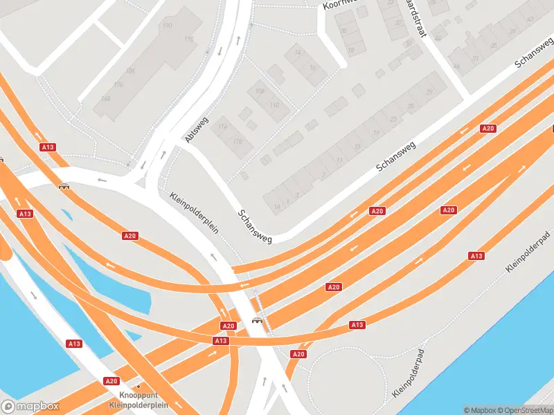 Ambulance met gepaste spoed naar de Schansweg in Rotterdam