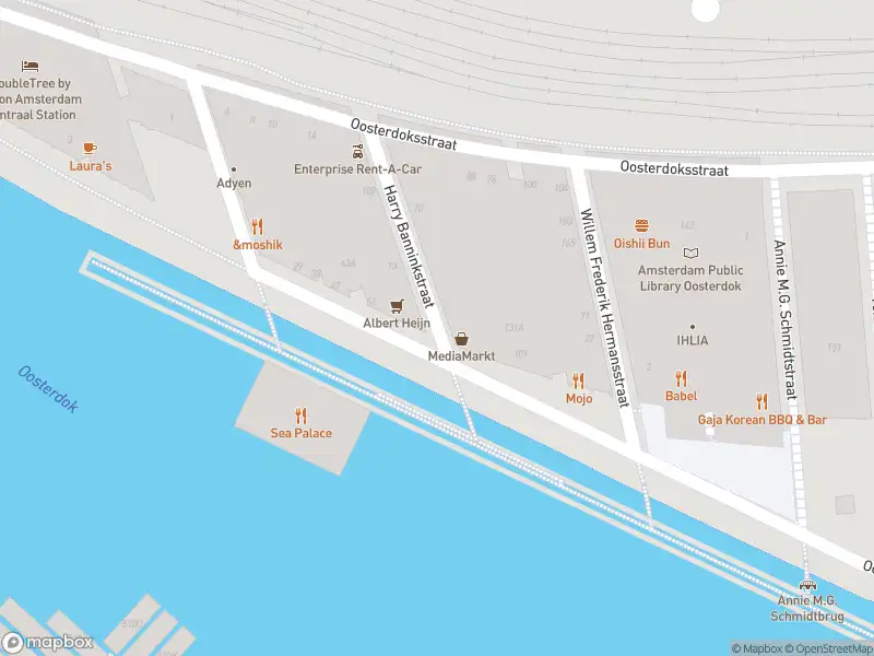 Ambulance met gepaste spoed naar de Harry Banninkstraat in Amsterdam