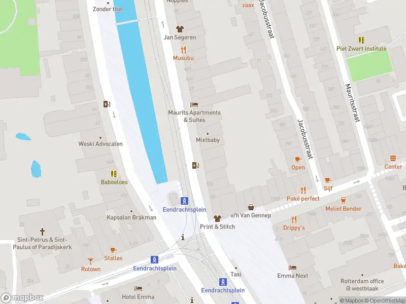 Ambulance met grote spoed naar de Mauritsweg in Rotterdam