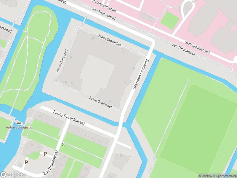 Ambulance met grote spoed naar de Jesse Owenshof in Amsterdam