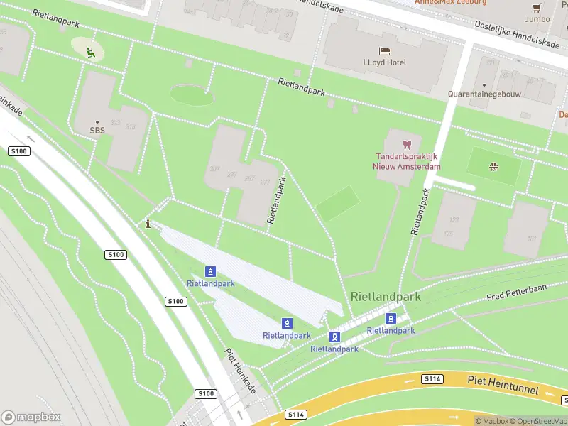 Ambulance met grote spoed naar de Rietlandpark in Amsterdam