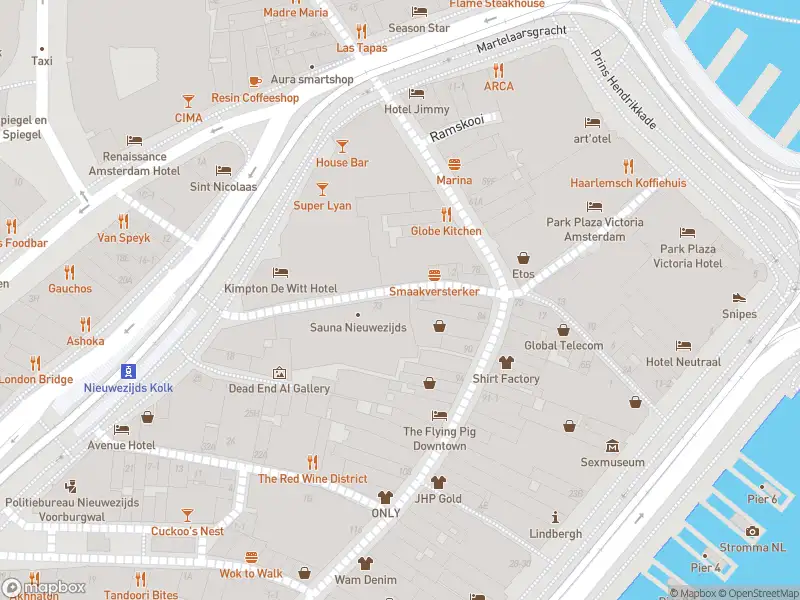 Ambulance met gepaste spoed naar de Nieuwezijds Armsteeg in Amsterdam