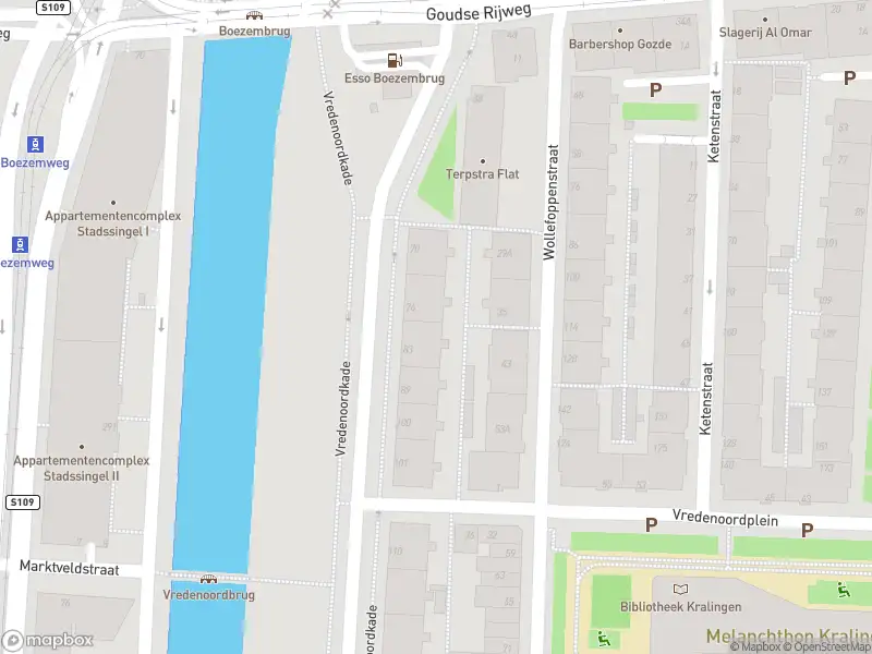 Ambulance met gepaste spoed naar de Vredenoordkade in Rotterdam