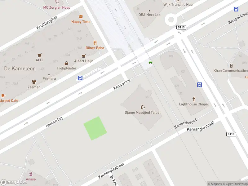 Ambulance met grote spoed naar de Kouwenoord in Amsterdam